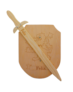 Espada y escudo de madera con grabado